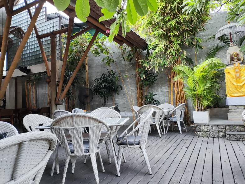 the inside of the 3 monkeys restauranant in sanur