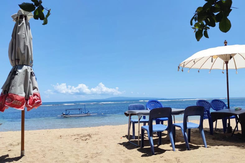 The white sand beach is why many people choose a sanur holiday