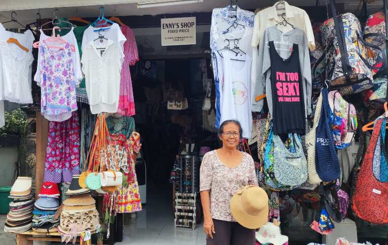A fixed price shop in Sanur, a lady standing out the front of here store
