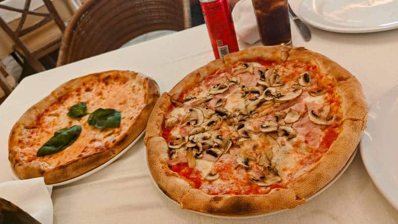 traditional italian pizza at Massiomos
