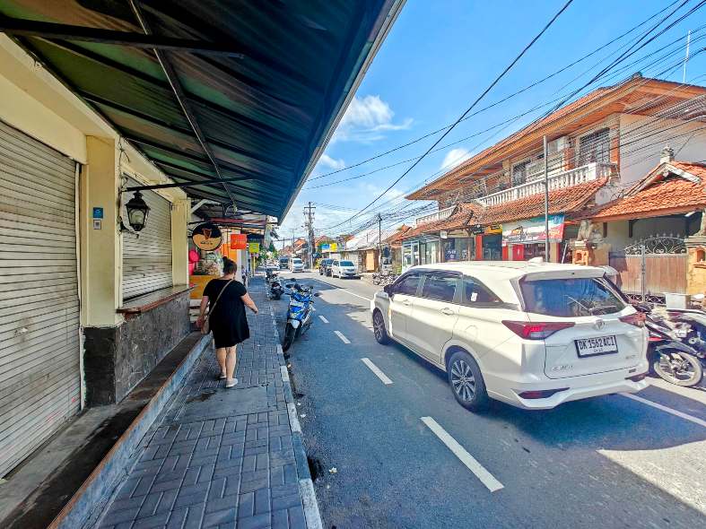 walking down Pantai Sindhu towards the markets