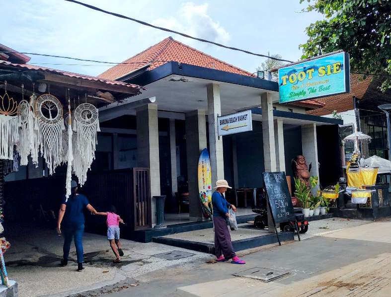 a sign for tootsies fixed price store in Sanur Bali