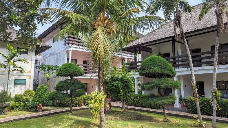 Palm Graden Hotel courtyard