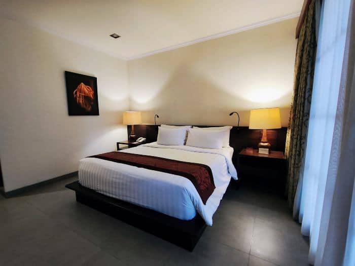 The deluxe room at Griya santrian