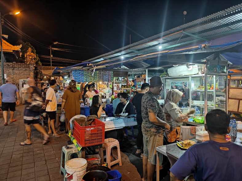 locals and tourists eating food at the Sanur Night Market