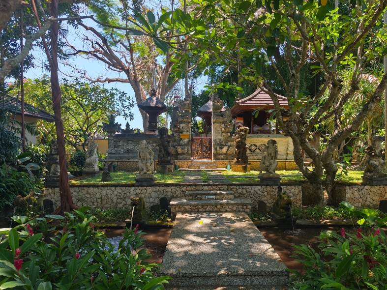 the grounds at Segara Village